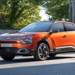 Citroen araçlar, konforlu sürüş yapısı ve modern teknolojileriyle öne çıkan markalardandır. Citroen modellerinde bulunan start-stop sistemi, yakıt tüketimini azaltmak için motoru dur-kalk anlarında otomatik çalıştırır. Bunun yanında ekranlı yedek anahtar ve uzaktan çalıştırma çözümleri kullanıcılar için büyük avantaj sağlar. Citroen anahtar sistemlerinde immobilizer çip programlama ve ECU eşleştirme işlemleri profesyonel cihazlarla yapılmalıdır. Anahtaral.com olarak Ankara’daki merkezimizde Citroen araçlara özel yedek anahtar üretimi, start-stop sistem desteği ve uzaktan çalıştırma uygulamalarını güvenli şekilde sağlıyoruz. Bu işlemler sayesinde aracınızın güvenliği korunur ve yedek anahtar ihtiyacınız karşılanır. Türkiye geneline hizmet sunuyoruz._ust