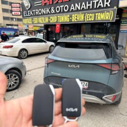 kia-start-stop-uzaktan-calistirma-ekranli-yedek-anahtar_sag